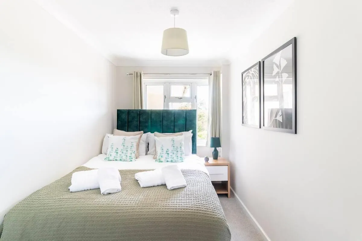 Wow! Seaview Beach Apartment Sleeps 6-Free Parking Борнмут 0*,  Великобритания