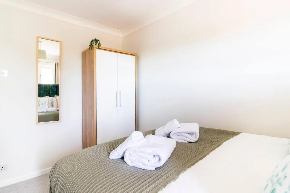 Wow! Seaview Beach Apartment Sleeps 6-Free Parking Борнмут