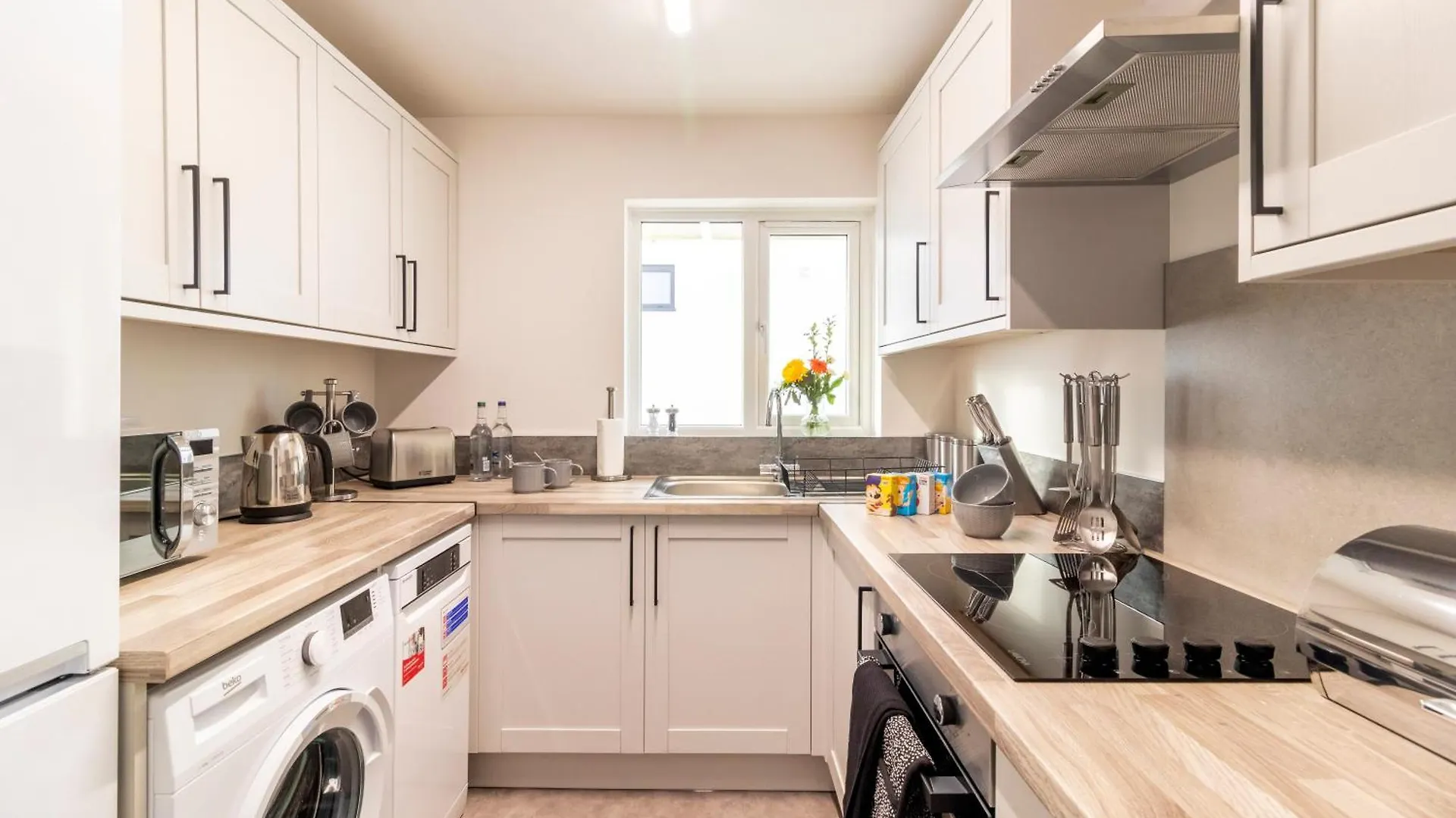 Wow! Seaview Beach Apartment Sleeps 6-Free Parking Bournemouth